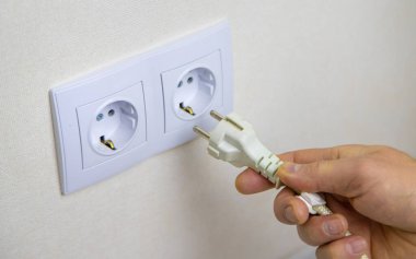 Adam kordonu takıyor. Seçici odaklanma. Ev.