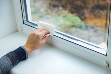 Plastik bir camdaki nem. Seçici odaklanma. Ev.