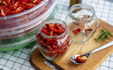 Güneşte kurutulmuş domatesler kış için hazırlanır. Seçici odaklanma. Yiyecek..