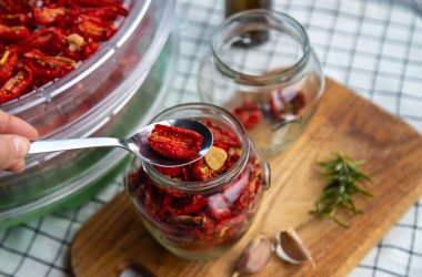 Güneşte kurutulmuş domatesler kış için hazırlanır. Seçici odaklanma. Yiyecek..