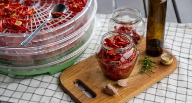 Güneşte kurutulmuş domatesler kış için hazırlanır. Seçici odaklanma. Yiyecek..