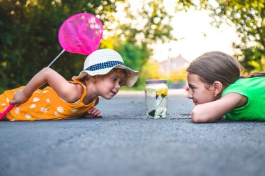 Bir çocuk doğada bir kelebek yakalar. Seçici odaklanma. çocuk.