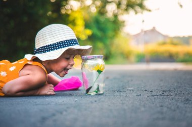 Bir çocuk doğada bir kelebek yakalar. Seçici odaklanma. çocuk.