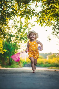 Bir çocuk doğada bir kelebek yakalar. Seçici odaklanma. çocuk.