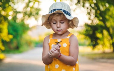 Bir çocuk doğada bir kelebek yakalar. Seçici odaklanma. çocuk.