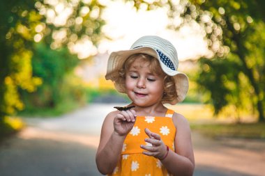 Bir çocuk doğada bir kelebek yakalar. Seçici odaklanma. çocuk.