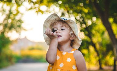 Bir çocuk doğada bir kelebek yakalar. Seçici odaklanma. çocuk.