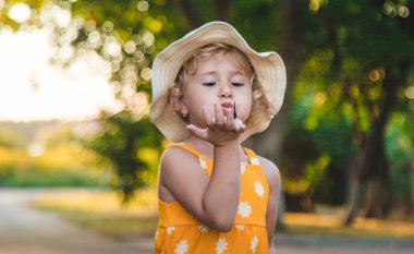 Bir çocuk doğada bir kelebek yakalar. Seçici odaklanma. çocuk.