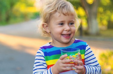 Bir çocuk bardaktan su içer. Seçici odaklanma. Çocuk.