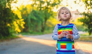 Bir çocuk bardaktan su içer. Seçici odaklanma. Çocuk.
