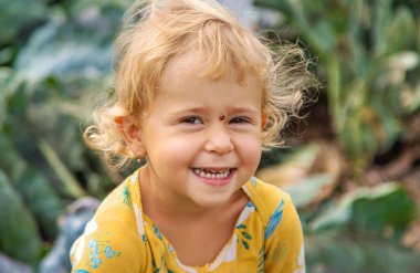 Çocuk elinde bir uğur böceği tutuyor. Seçici odaklanma. Doğa.