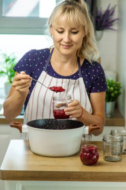 Bir kadının ellerinde ahududu reçeli. Seçici odaklanma. Yiyecek..