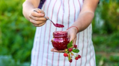 Bir kadının ellerinde ahududu reçeli. Seçici odaklanma. Yiyecek..
