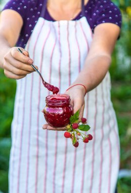 Bir kadının ellerinde ahududu reçeli. Seçici odaklanma. Yiyecek..