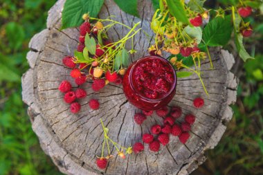 Bahçede ahududu reçeli. Seçici odaklanma. Yiyecek..