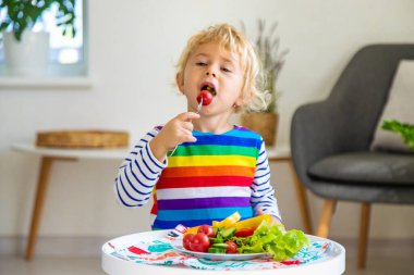 Çocuk evde sebze yiyor. Seçici odaklanma. Yiyecek..