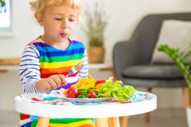 Çocuk evde sebze yiyor. Seçici odaklanma. Yiyecek..