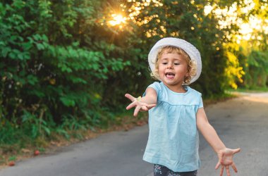 Bir çocuk doğada bir kelebek yakalar. Seçici odaklanma. Doğa.