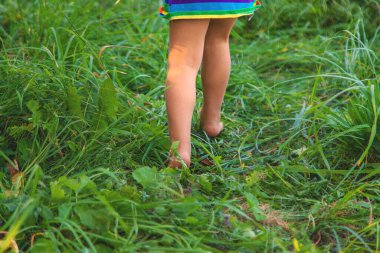 Çimlerin üzerinde çocuk ayakları. Seçici odaklanma. Çocuk.