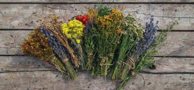 Masada kurutulmuş şifalı bitkiler var. Seçici odaklanma. Doğa.