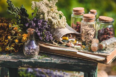 Masada kurutulmuş şifalı bitkiler var. Seçici odaklanma. Doğa.