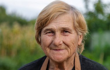 Bahçedeki yaşlı kadın portresi. Seçici odaklanma. Doğa.