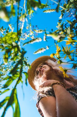 Parkta çiçekli bir kadın. Seçici odaklanma. Doğa.