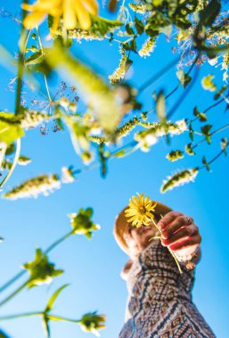 Parkta çiçekli bir kadın. Seçici odaklanma. Doğa.