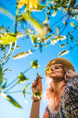 Parkta çiçekli bir kadın. Seçici odaklanma. Doğa.
