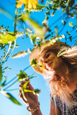 Parkta çiçekli bir kadın. Seçici odaklanma. Doğa.