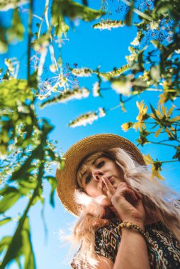 Parkta çiçekli bir kadın. Seçici odaklanma. Doğa.