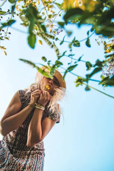 Parkta çiçekli bir kadın. Seçici odaklanma. Doğa.