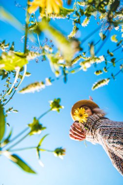 Parkta çiçekli bir kadın. Seçici odaklanma. Doğa.