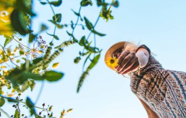 Parkta çiçekli bir kadın. Seçici odaklanma. Doğa.