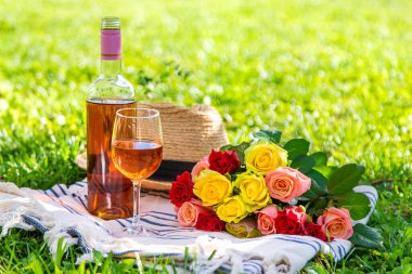 Bahçede şarap çiçeği pikniği. Seçici odaklanma. Yiyecek..