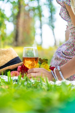 Bahçe kadınında şarap çiçeği pikniği. Seçici odaklanma. Doğa.