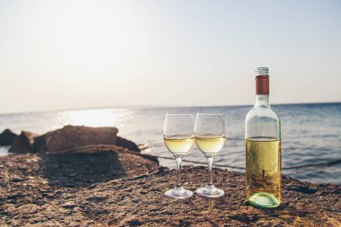 Deniz kıyısında bir bardak şarap. Seçici odaklanma. İç..