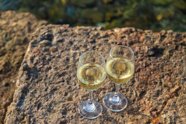 Deniz kıyısında bir bardak şarap. Seçici odaklanma. İç..