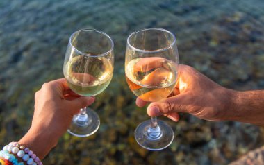 Deniz kıyısında bir bardak şarap. Seçici odaklanma. İç..