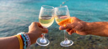 Deniz kıyısında bir bardak şarap. Seçici odaklanma. İç..