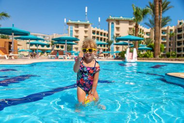 Havuzda oynayan bir çocuk. Seçici odaklanma. Çocuk.