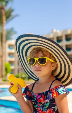 Havuzda oynayan bir çocuk. Seçici odaklanma. Çocuk.