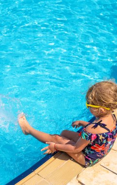 Havuzda oynayan bir çocuk. Seçici odaklanma. Çocuk.