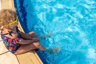 Havuzda oynayan bir çocuk. Seçici odaklanma. Çocuk.