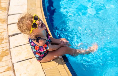 Havuzda oynayan bir çocuk. Seçici odaklanma. Çocuk.