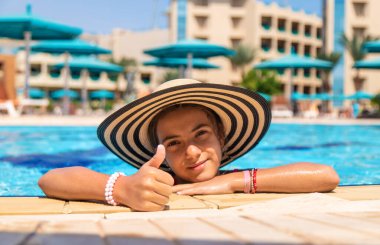 Havuzda oynayan bir çocuk. Seçici odaklanma. Çocuk.