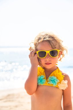 Deniz kabuğunu dinleyen bir çocuk. Seçici odaklanma. Doğa.