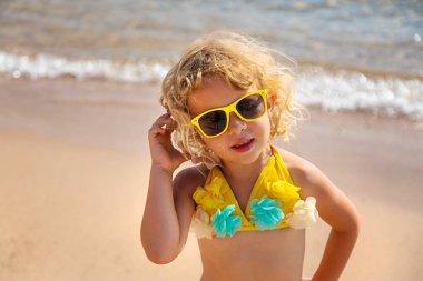 Deniz kabuğunu dinleyen bir çocuk. Seçici odaklanma. Doğa.