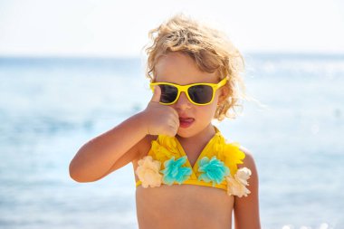 Deniz kabuğunu dinleyen bir çocuk. Seçici odaklanma. Doğa.