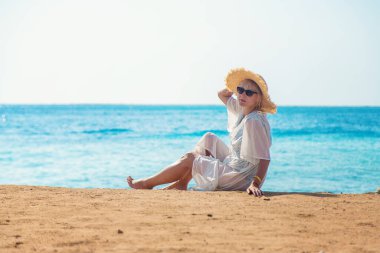 Deniz kıyısında şapkalı bir kadın. Seçici odaklanma. Çocuk.